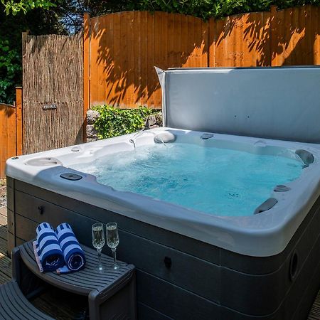 The Coachhouse - Cottage With Private Hot Tub Colwyn Bay Kültér fotó